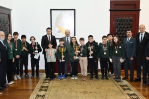 Vali Serdengeçti Şampiyon Öğrencileri Makamında Kabul Etti