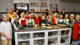 Minik Aşçılar Kömbe Yapmayı Öğrendi