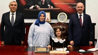 Vali Koltuğu Minik Öğrenciye Emanet