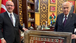 Serdengeçti’den Bahçeli’ye “Kurt Pençesi” Motifli Karatepe Kilimi