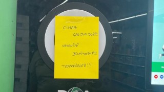 Osmaniye'de DOA Makinesi Arızalandı: Depozitolu Ambalajlar Market Önünde Birikti