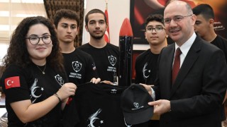 Vali Serdengeçti, TEKNOFEST’te Başarı Kazanan Öğrencileri Ağırladı