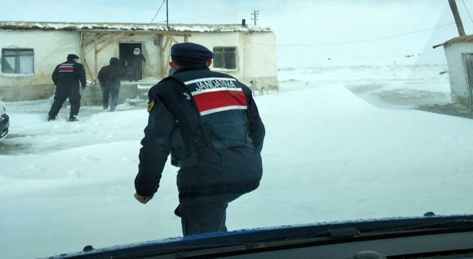 Aksaray Jandarması yaşlı çifti aşıya yetiştirdi!