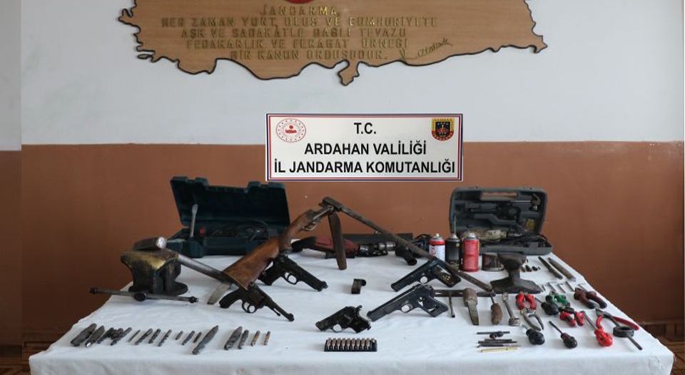 Ardahan'da evini silah atölyesine çevirmiş