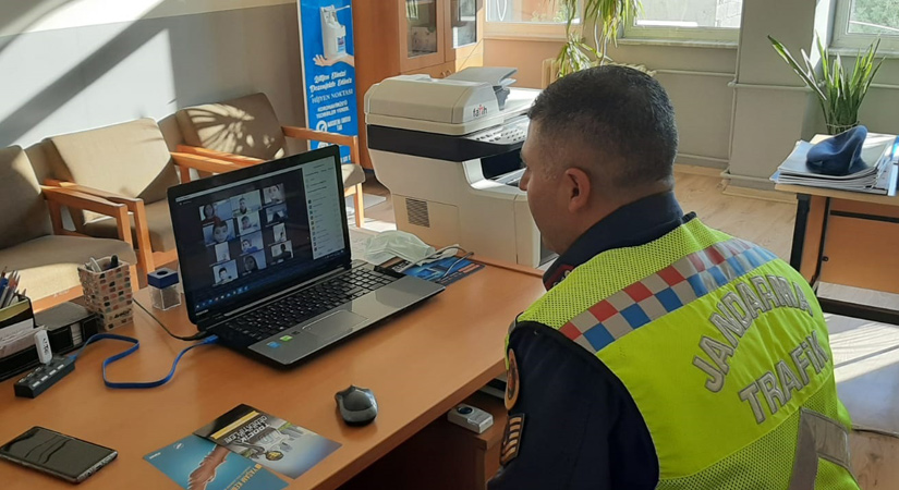 Jandarmadan öğrencilere EBA üzerinde trafik eğitimi