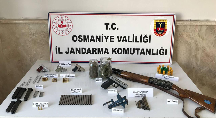 Evlerde silah ve uyuşturucu bulundu