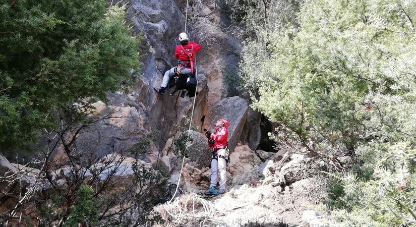 Kayalıklarda mahsur kalan keçi kurtarıldı
