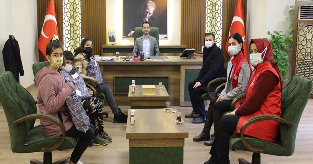 Kaymakam Almalı çocukları sevindirdi