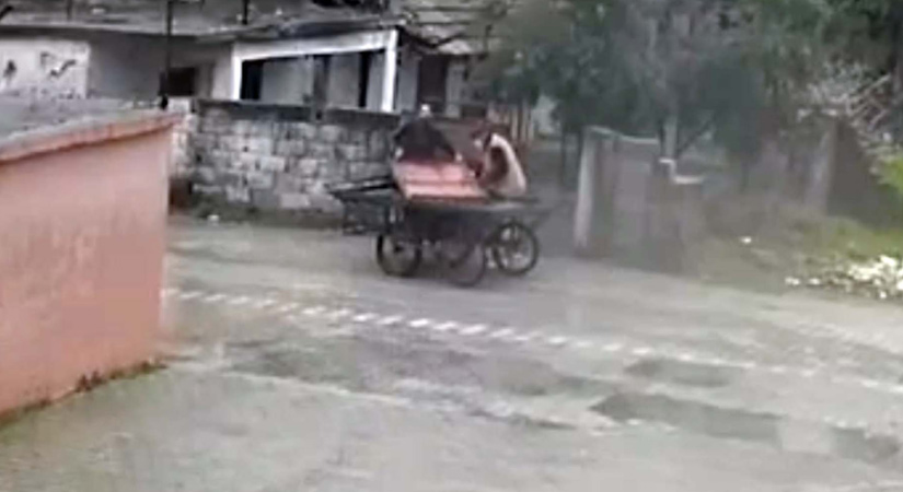 Sökülen demir kapının çalınması kameralara yansıdı