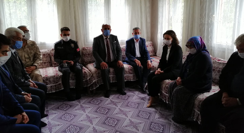 Kaymakam Özdemir, Şehit ailelerini ziyaret etti
