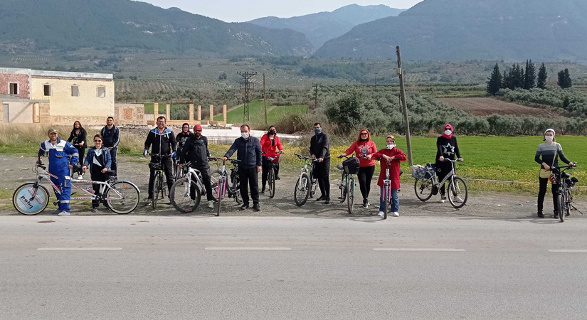 Sokak hayvanları bisikletli ekiple besleniyor