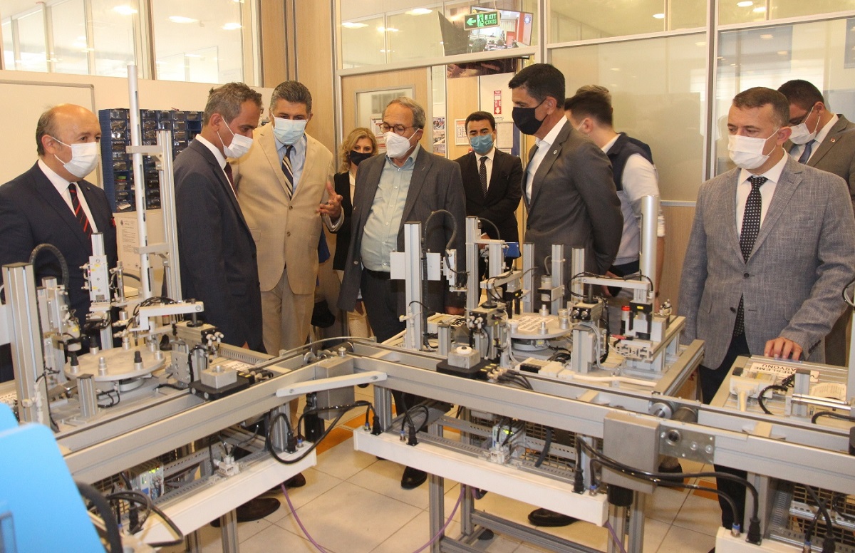 Mahmut Özer’den Bursa’ya mesleki eğitim övgüsü