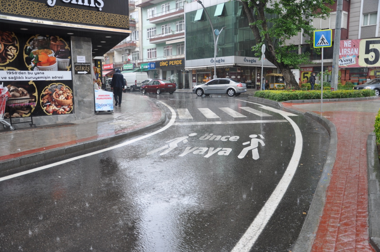 İzmit caddelerine aşınma asfaltı serildi