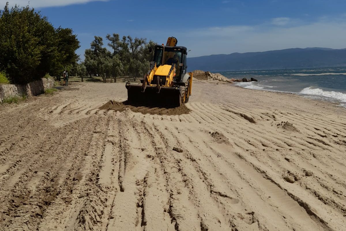 Kocaeli’de Kandıra’dan alınan kumlar plajlara seriliyor