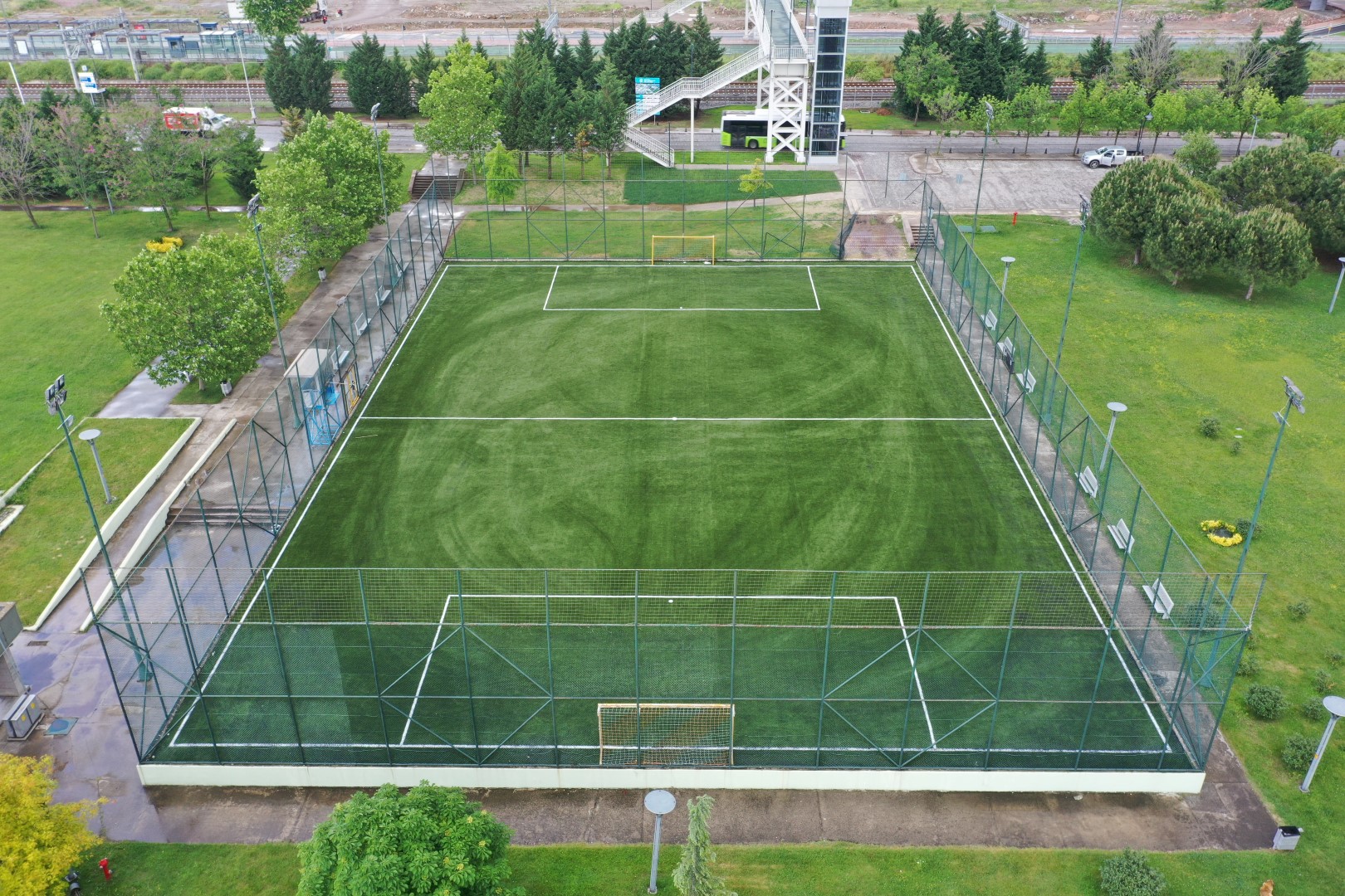 Kocaeli’nin halı sahalarına bakım