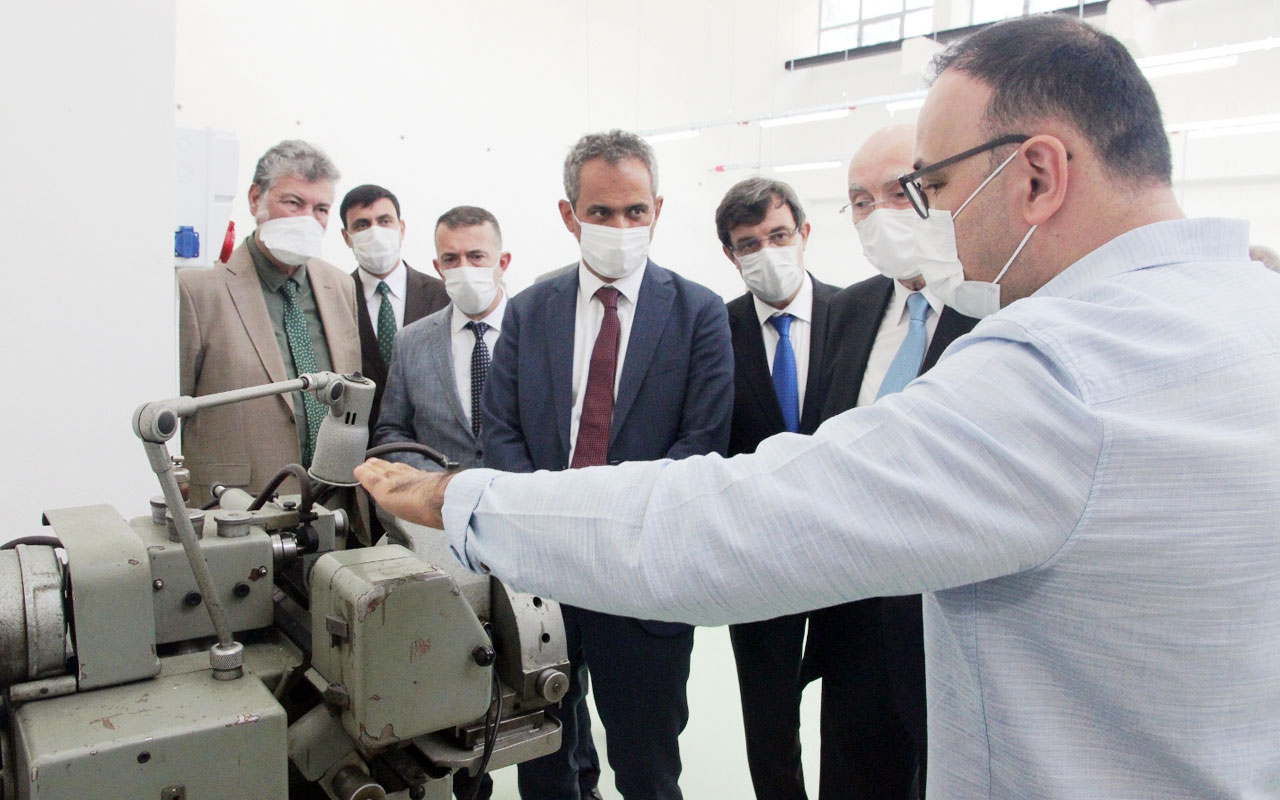 MEB Yardımcısı Özer’den Bursa’da 153 yıllık liseye ziyaret