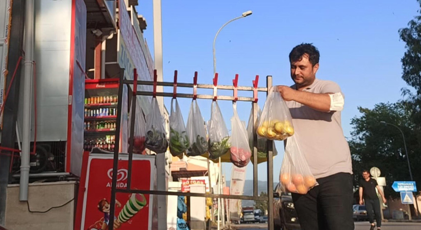 Toprakkaleli işletmeciden askıda sebze meyve kampanyası
