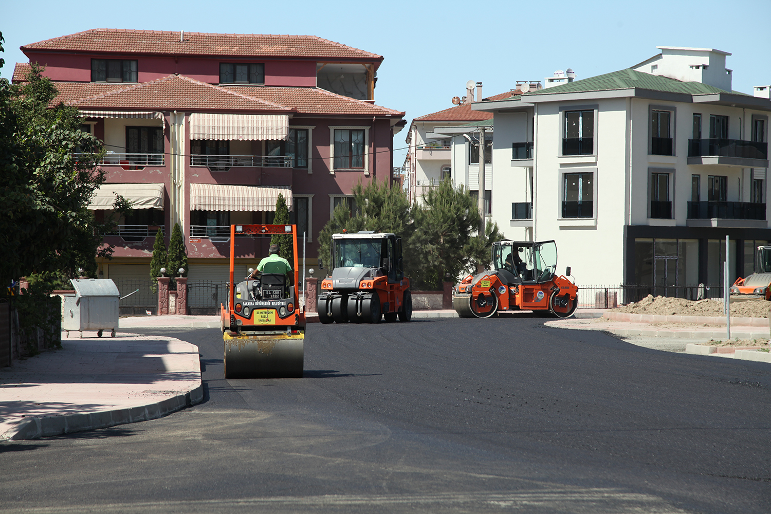 Sakarya Bağlar Caddesi’ne asfalt çalışması