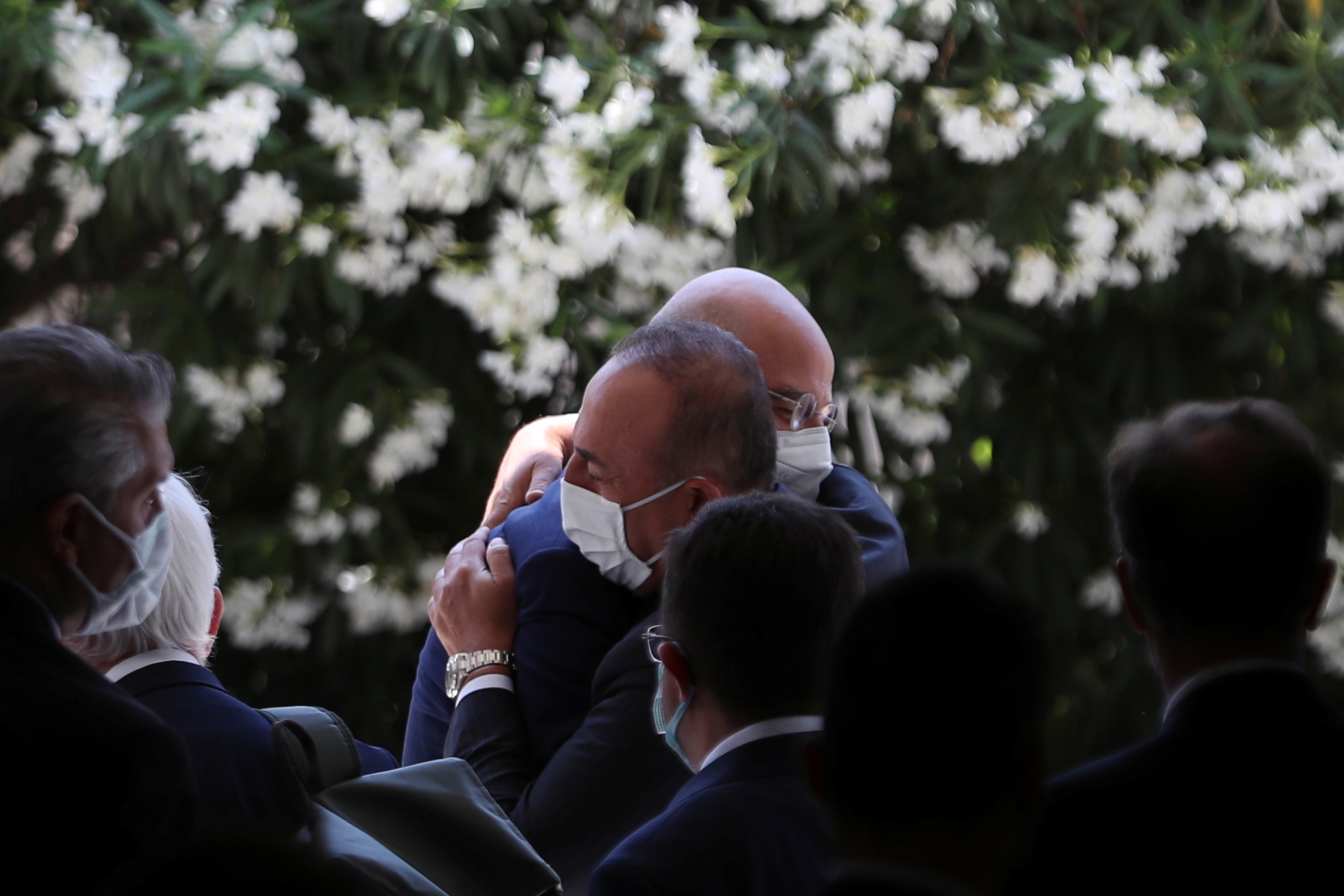 Yunan Bakan Dendias o kucaklaşmayı anlattı