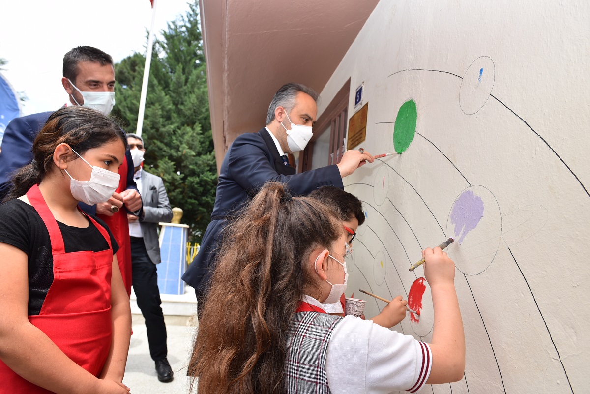 Bursa’da köy okulunda bayram havası