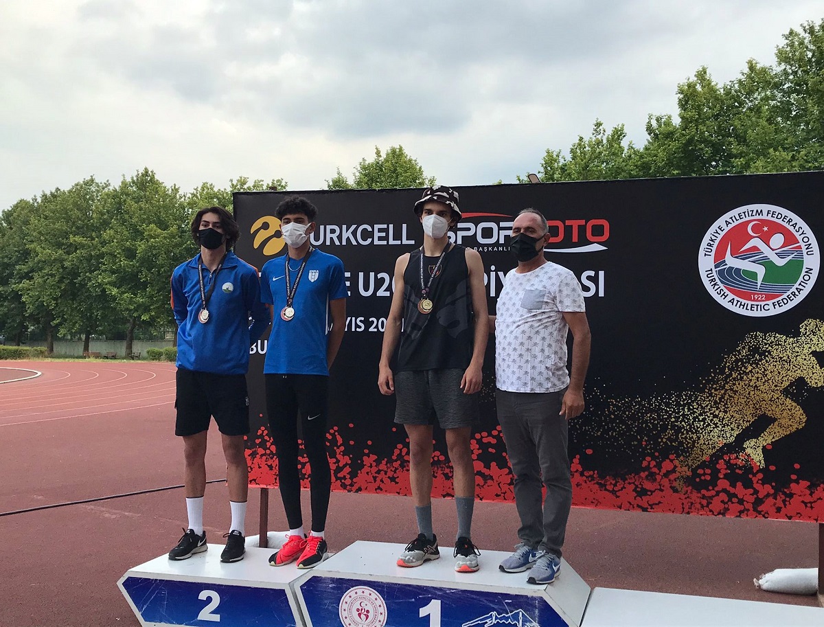 Bursa Osmangazili atletler pistlerin tozunu attırdı