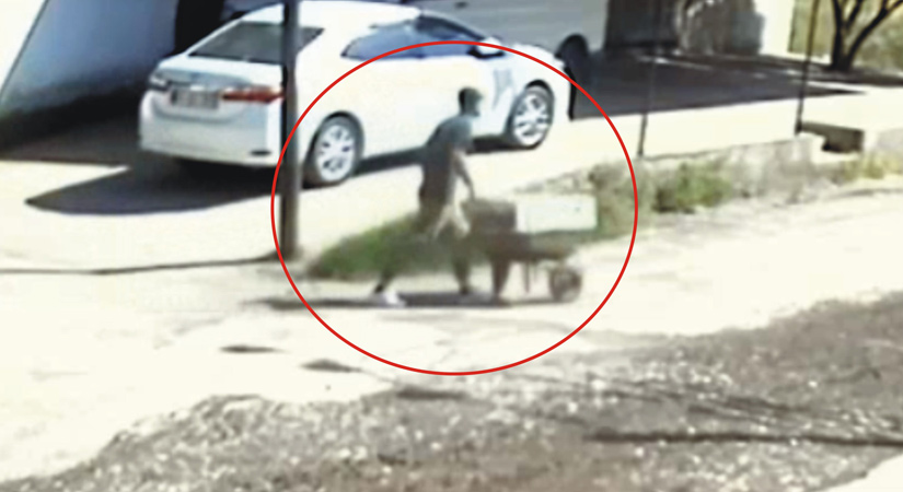 Çaldığı klima ve hidrofor motorunu, çaldığı el arabasıyla götürdü