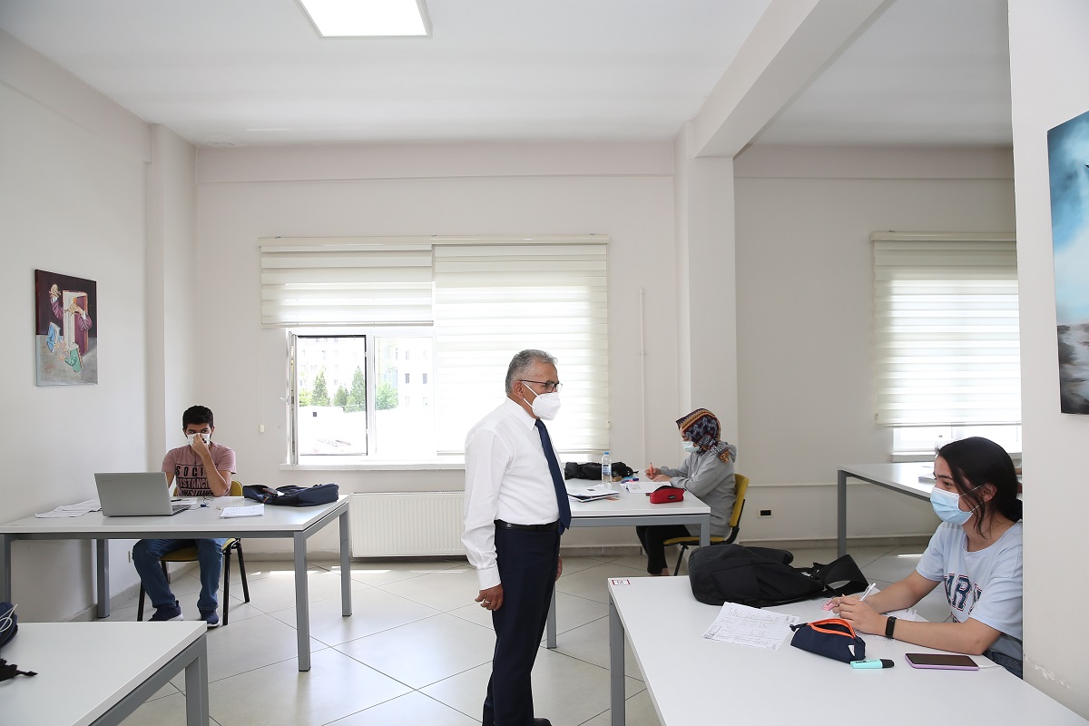 Memduh Büyükkılıç gençlerle buluştu