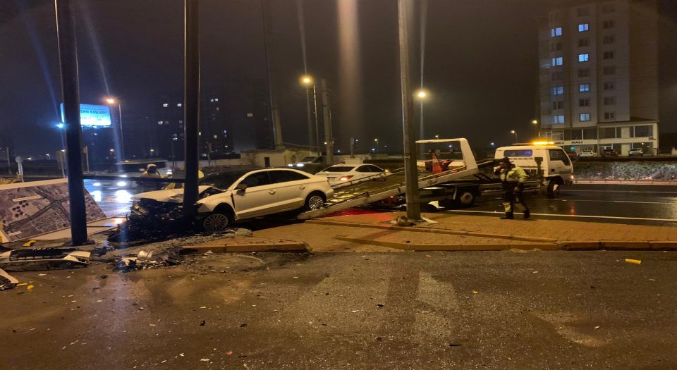 Direksiyon hakimiyetini kaybeden sürücü tabelalara çarptı