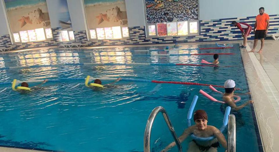 Batman engelsiz yüzüyor