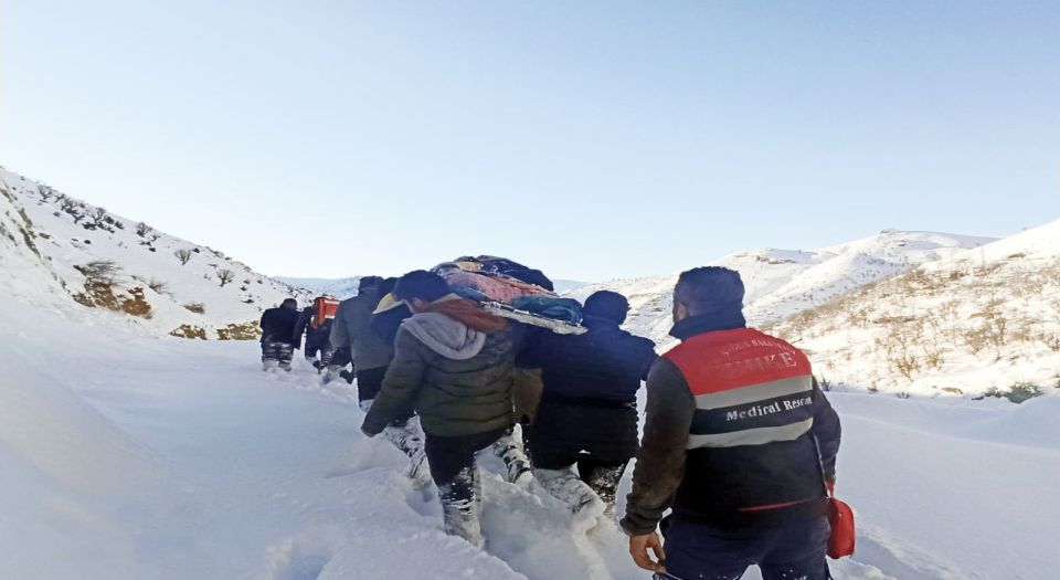 Batman'da hastayı kar üzerinde sedyeyle taşıdılar
