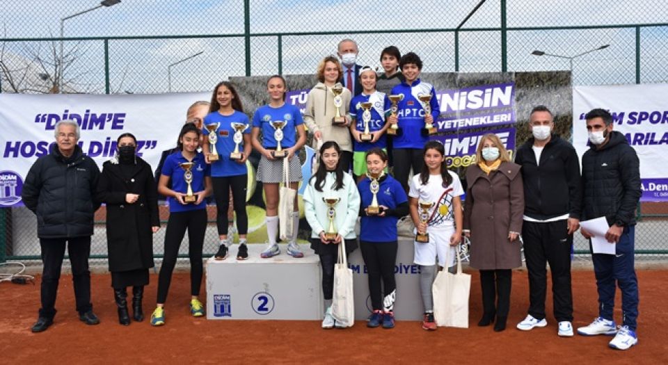 Aydın Didim'de genç raketler 'Kış Kupası' için ter döktü