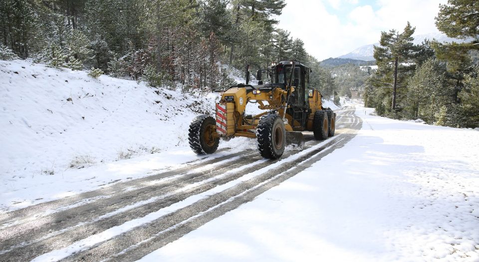 Denizli'de11 ilçede karla mücadele