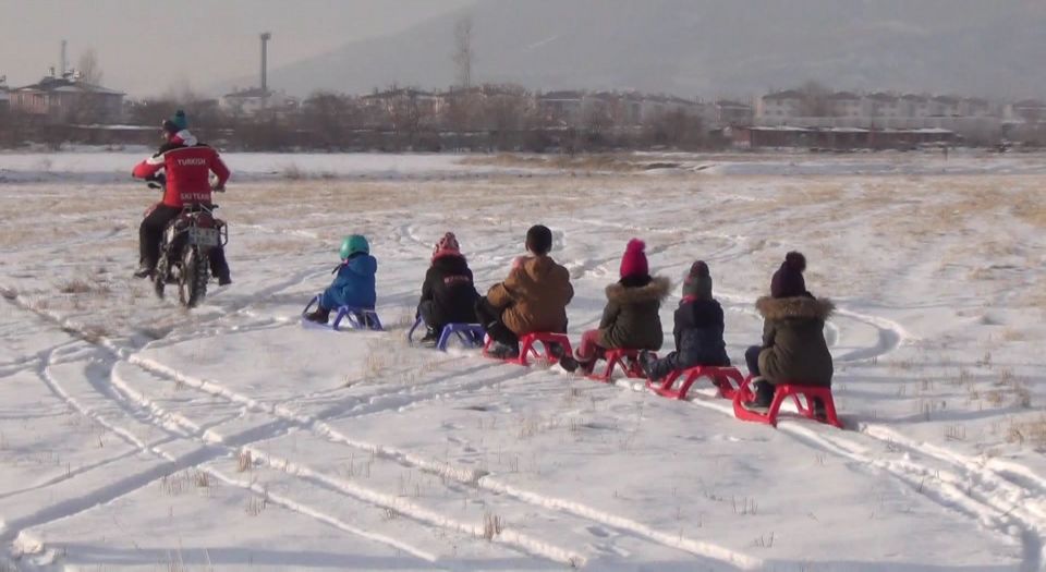 Erzincan'da motorun çektiği kızaklarla kaydılar