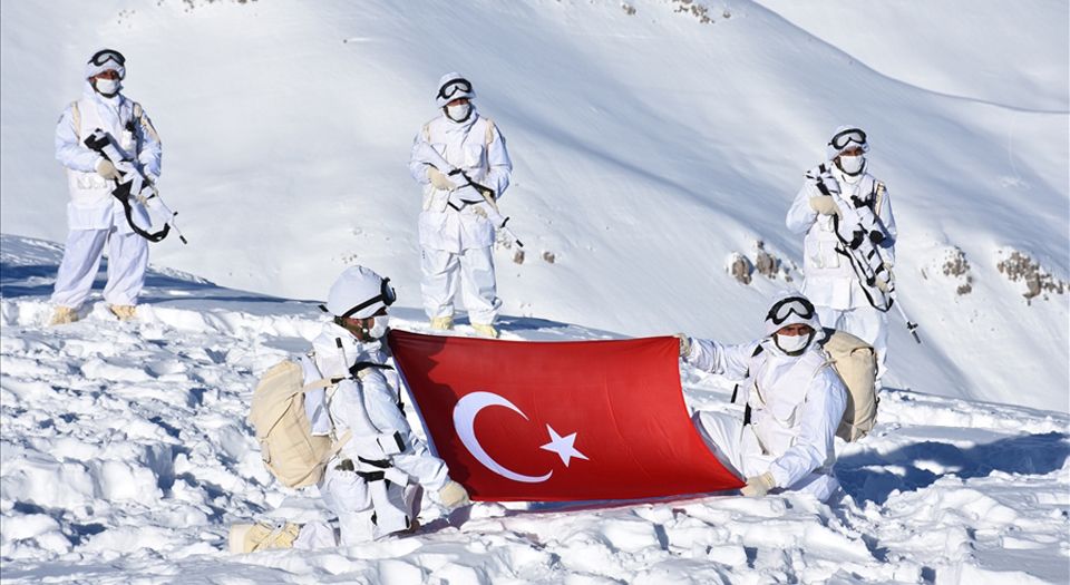 Yalovalı Zeliha Nine'nin çorapları Mehmetçiklere dağıtıldı