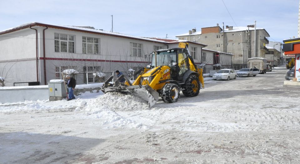 Sivas Gürün'de karla mücadele sürüyor