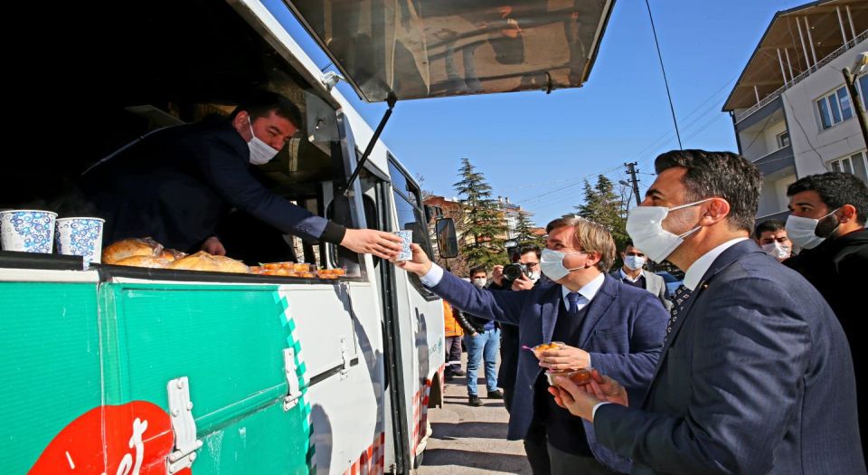 Aksaray Belediye Başkanı Evren Dinçer'den Şefik Şengül'e lokma ikramı