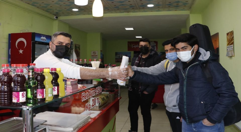 Mardinli sanatçı Corona'da çiğ köfteci oldu