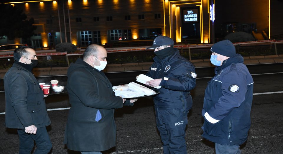 Kayseri Büyükşehir soğuk havada içleri ısıttı