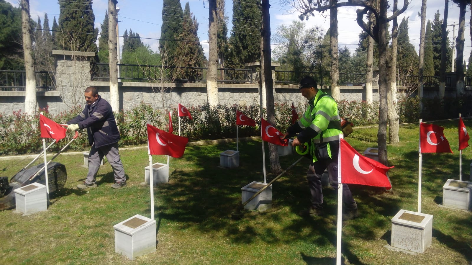 İzmir Bergama'da şehitlikler 18 Mart'a hazır