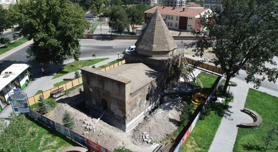 Melikgazi'de Dörtayak Türbesi yeniden hayat buluyor