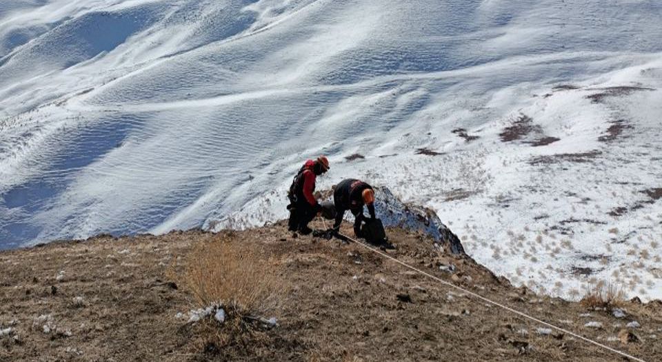 Erzincan'da 4 gün mahsur 3 keçiyi AFAD kurtardı