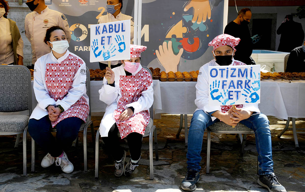Kuşadası "Otizmin Farkındayız" dedi