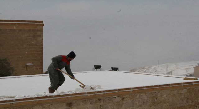 Mardin'e beklenen kar yağışı geldi