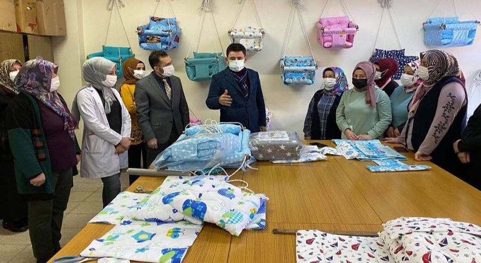 Sivas'ta kadın kursiyerler salıncak üretiyor