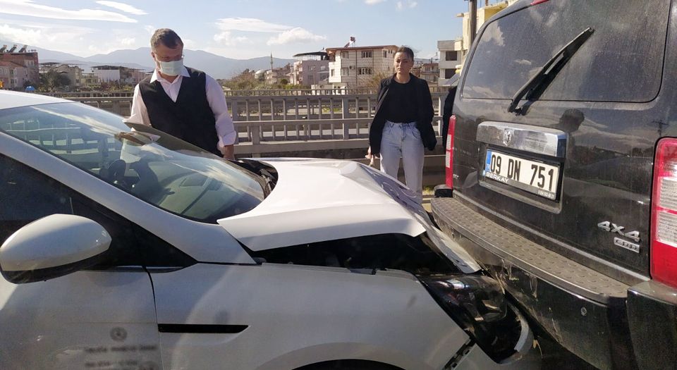 Bakan Pakdemirli'yi takip eden konvoyda kaza